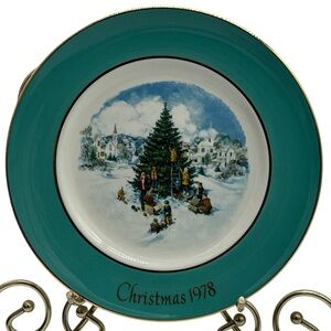 Vintage Avon 1978 Decorative Christmas Plate‎ “Trimming the Tree”